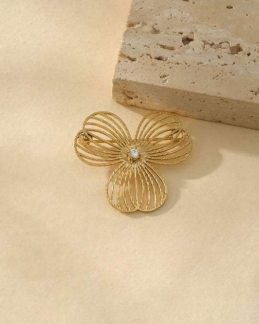 Broche Dorée Fleur A Trois Pétales Ajourée Avec Strass Au Centre