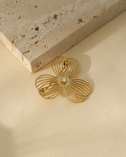 Broche Dorée Fleur A Trois Pétales Ajourée Avec Strass Au Centre