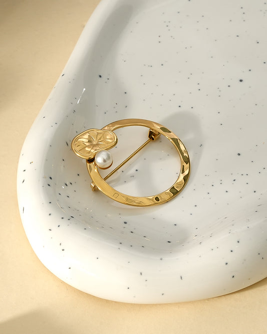 Broche Dorée Anneau Plat Et Feuille Lotus Ornée de Perle