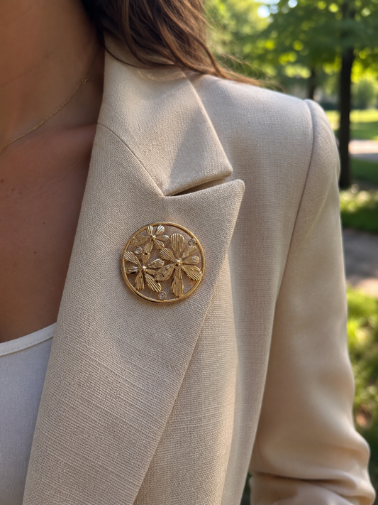 Broche Dorée Triple Fleurs Ornées de Strass Avec Cadre Rond