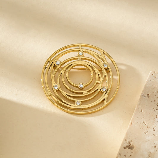 Broche Dorée Disque Ajouré Motif Rose Orné de Multi Strass