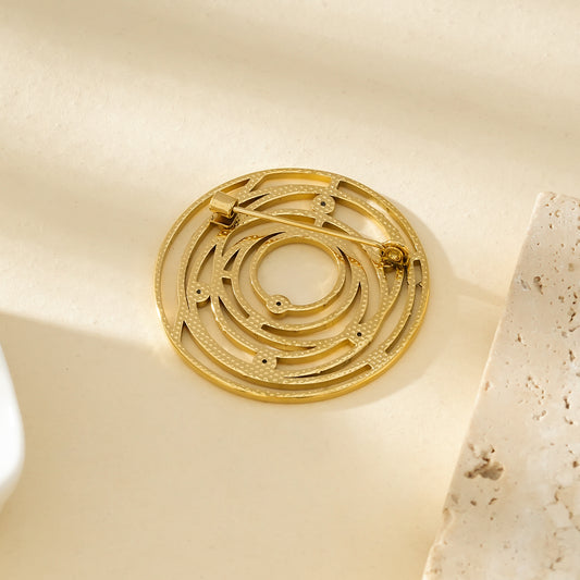 Broche Dorée Disque Ajouré Motif Rose Orné de Multi Strass