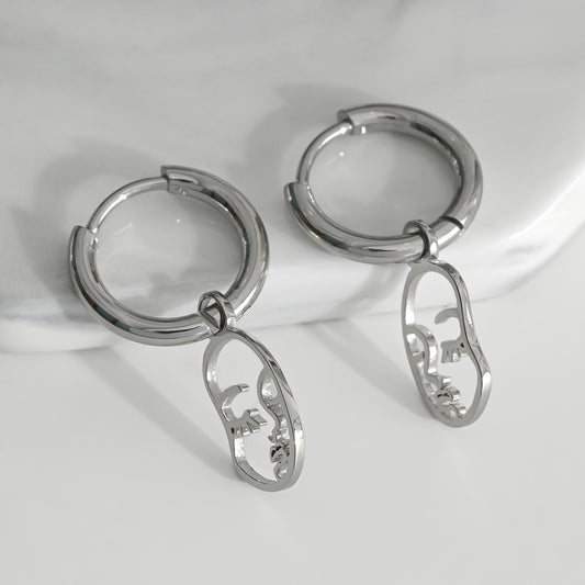 Boucles d'Oreilles Mini Créoles Pendentifs Visages Argentées