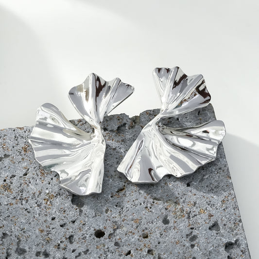 Boucles d'Oreilles Argentées Feuilles Ginkgo Ondulées Brillantes
