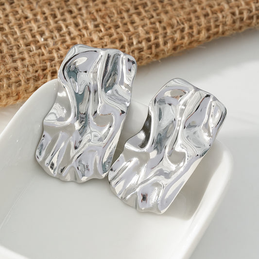 Boucles d'Oreilles Argentées Plaques Rectangles Plissées Brillantes
