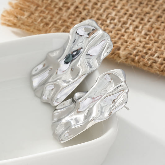 Boucles d'Oreilles Argentées Plaques Rectangles Plissées Brillantes