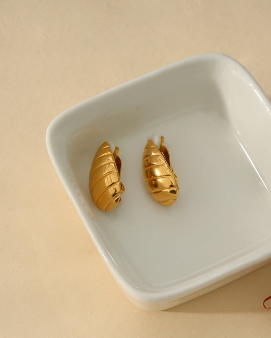 Boucles d'Oreilles Dorées A Clips Gouttes Brillantes Gravure Lignes