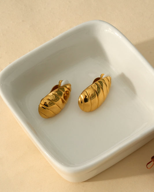 Boucles d'Oreilles Dorées A Clips Gouttes Brillantes Gravure Lignes