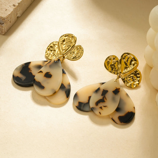 Boucles d'oreilles dorées pendantes 3 pétales de fleurs résine léopard