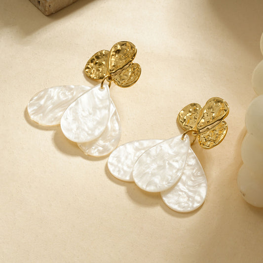 Boucles d'Oreilles Dorées Pendantes Fleur Résine Blanche