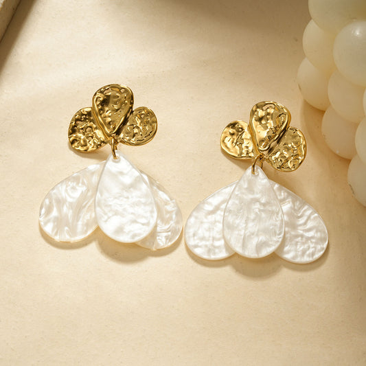 Boucles d'Oreilles Dorées Pendantes Fleur Résine Blanche
