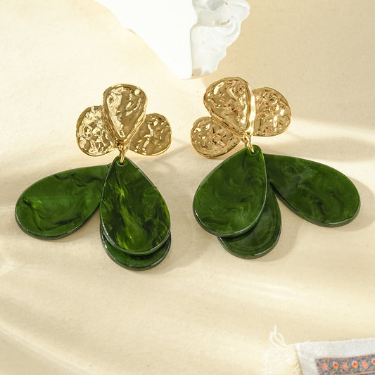 Boucles d'oreilles dorées pendantes 3 pétales de fleurs résine léopard