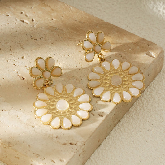 Boucles d'Oreilles Pendantes Dorées Bohème Fleur Nacre Blanche Et Or Martelé