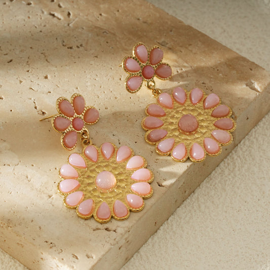Boucles d'Oreilles Pendantes Dorées Bohème Fleur Nacre Rose Et Or Martelé