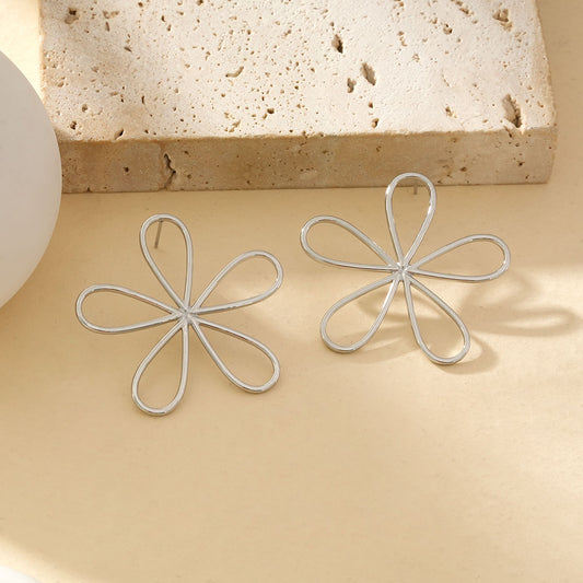 Boucles d'Oreilles Argentées Forme De Fleur Avec Pétales Ouvertes