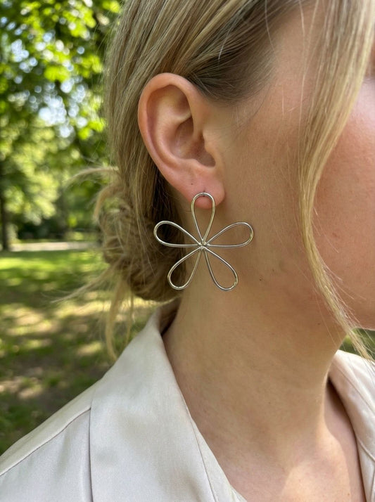Boucles d'Oreilles Argentées Forme De Fleur Avec Pétales Ouvertes