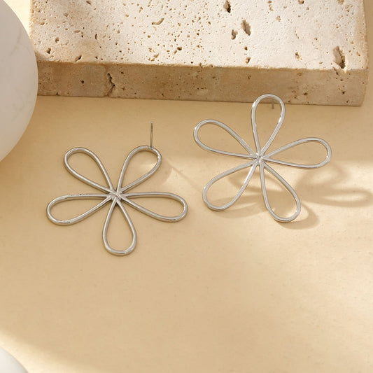 Boucles d'Oreilles Argentées Forme De Fleur Avec Pétales Ouvertes