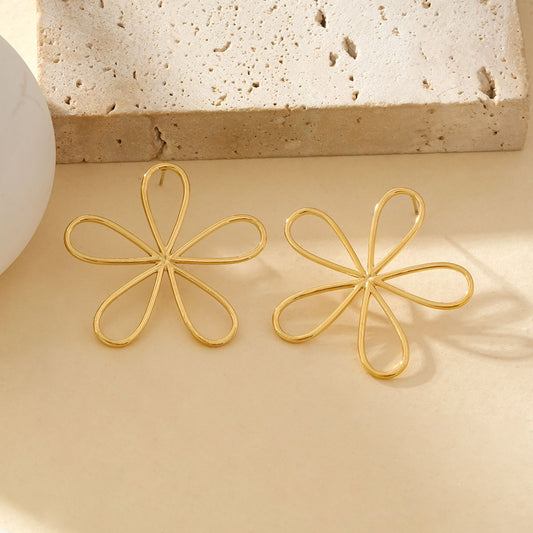 Boucles d'Oreilles Dorées Forme De Fleur Avec Pétales Ouvertes