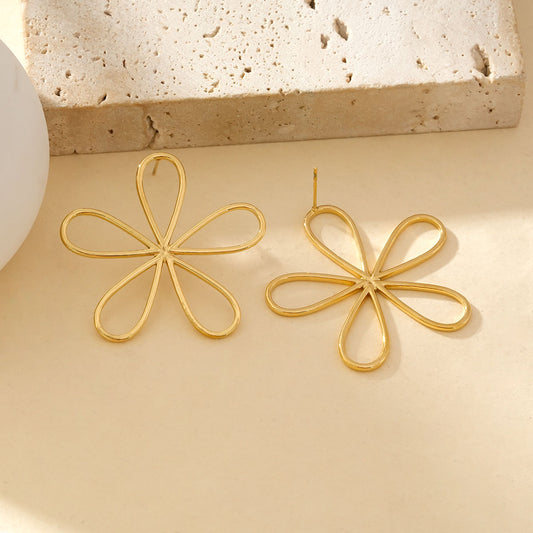 Boucles d'Oreilles Dorées Forme De Fleur Avec Pétales Ouvertes