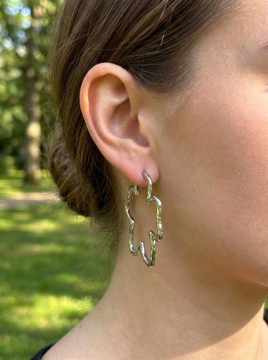 Boucles d'Oreilles Créoles Argentées Ajourées En Forme De Fleur