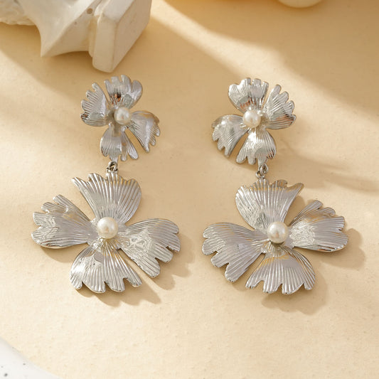 Boucles d'Oreilles Argentées Pendantes Avec Fleurs Et Perles