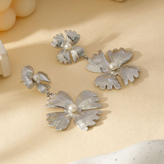Boucles d'Oreilles Argentées Pendantes Avec Fleurs Et Perles