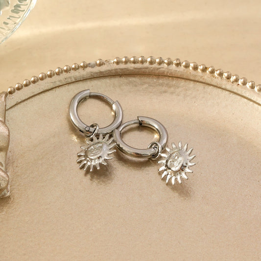 Boucles d'oreilles Créoles Argentées Avec Pendentifs Soleil
