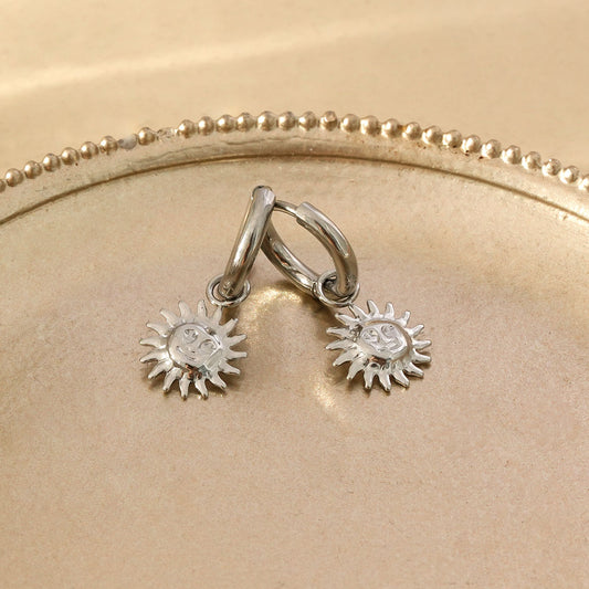 Boucles d'oreilles Créoles Argentées Avec Pendentifs Soleil