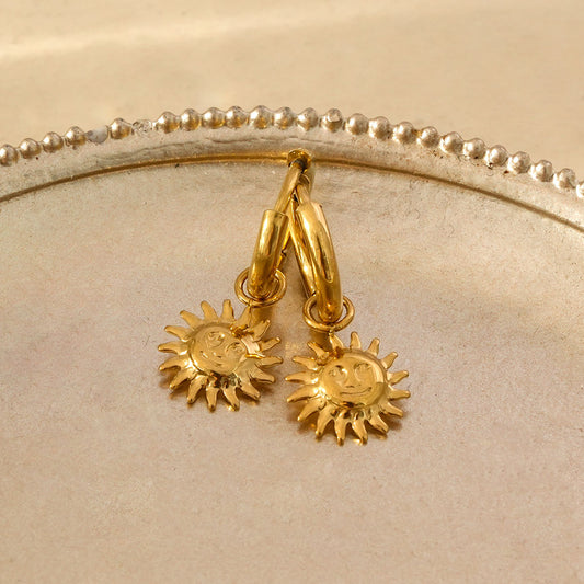 Boucles d'Oreilles Créoles Dorées Avec Pendentifs Soleil