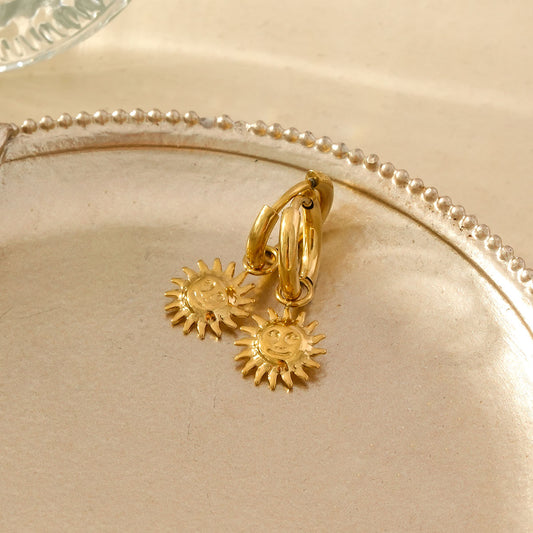 Boucles d'Oreilles Créoles Dorées Avec Pendentifs Soleil
