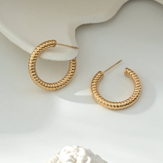 Boucles d'Oreilles Dorées Créoles Ouvertes Motifs Chenilles