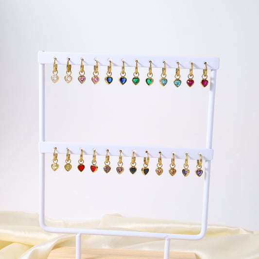 Lot de 12 paires de créoles avec pendentif cœur colorés sur présentoir