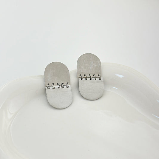 Boucles d'Oreilles Deux Plaques Brossées Demi-Ovales Argentées