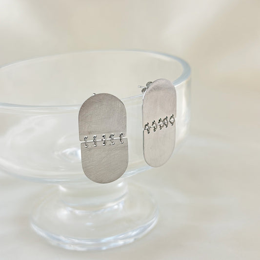 Boucles d'Oreilles Deux Plaques Brossées Demi-Ovales Argentées