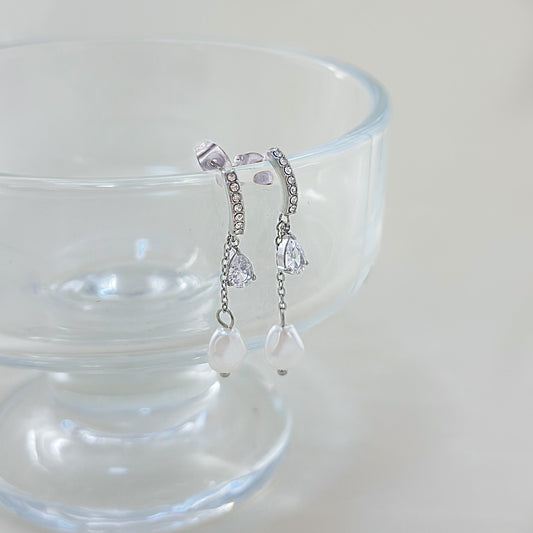 Boucles d'Oreilles Argentées Pendantes Strass Gouttes Et Perles