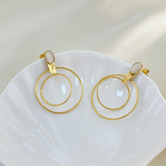 Boucles d'Oreilles Dorées Double Créoles Concentriques Avec Pierre Nacre Blanche