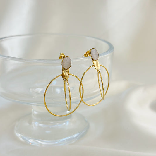 Boucles d'Oreilles Dorées Double Créoles Concentriques Avec Pierre Nacre Blanche