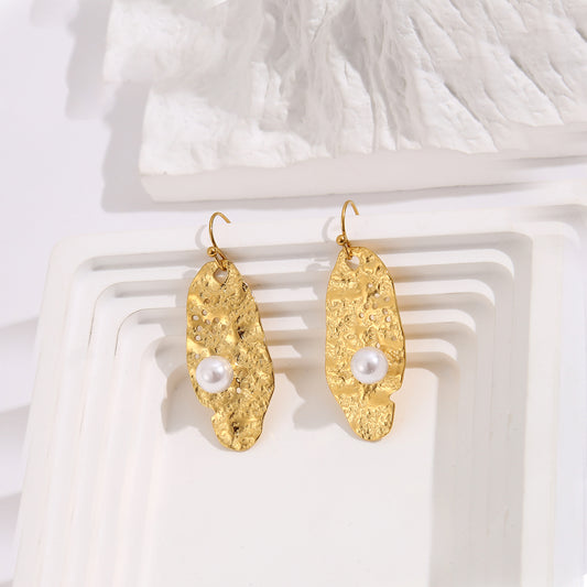 Boucles d'oreilles dorées martelées avec perle