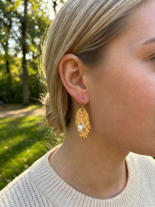 Boucles d'oreilles dorées martelées avec perle