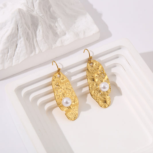 Boucles d'oreilles dorées martelées avec perle