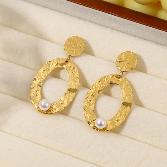 Boucles d'Oreilles Dorées avec Ovale Martelé et Perle