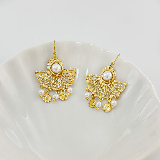 Boucles d'Oreilles Dorées Semi-Disques Avec Perles Et Breloques Martelées