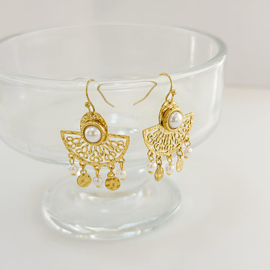 Boucles d'Oreilles Dorées Semi-Disques Avec Perles Et Breloques Martelées