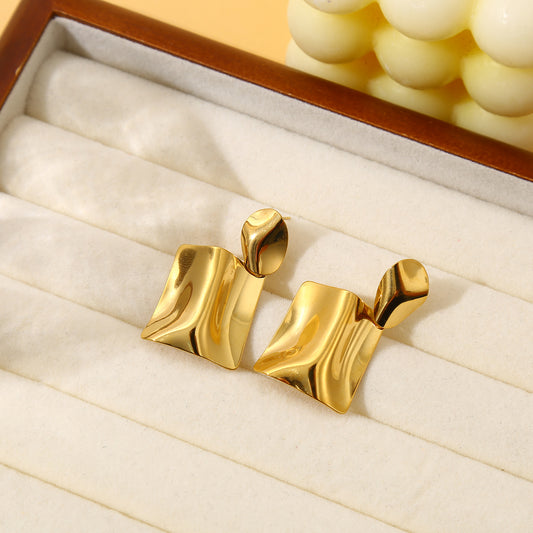 Boucles d'oreilles dorées pendantes losange effet froissé