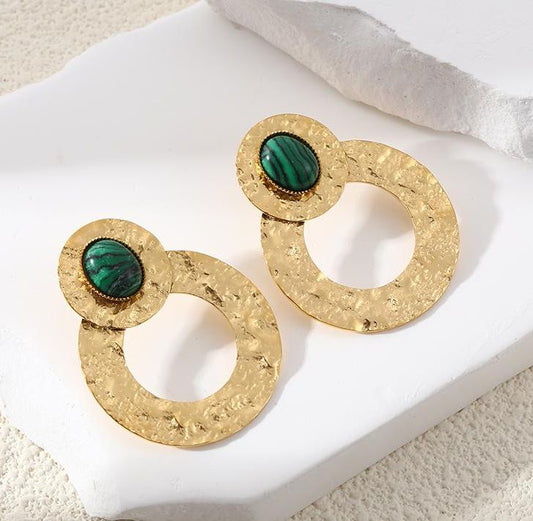 Boucles d'Oreilles Dorées Martelées Avec Pierres Malachite