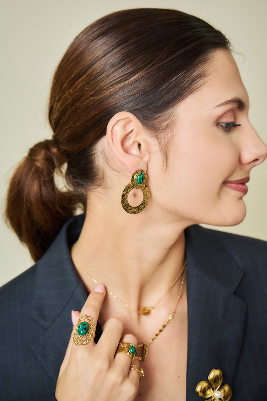 Boucles d'Oreilles Dorées Martelées Avec Pierres Malachite