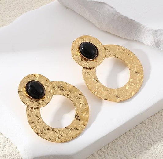 Boucles d'Oreilles Dorées Martelées Avec Pierres Noires
