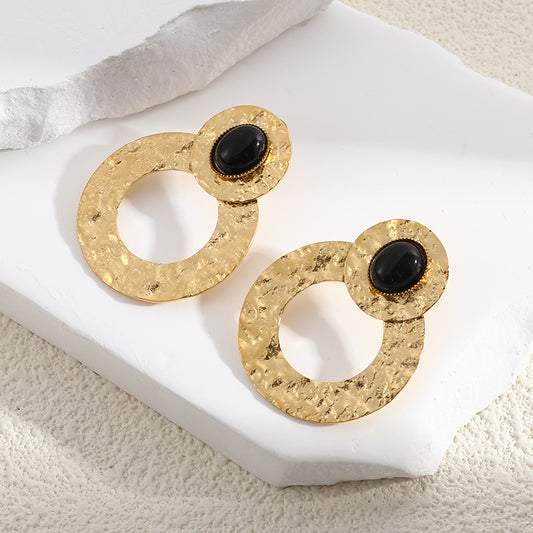 Boucles d'Oreilles Dorées Martelées Avec Pierres Noires
