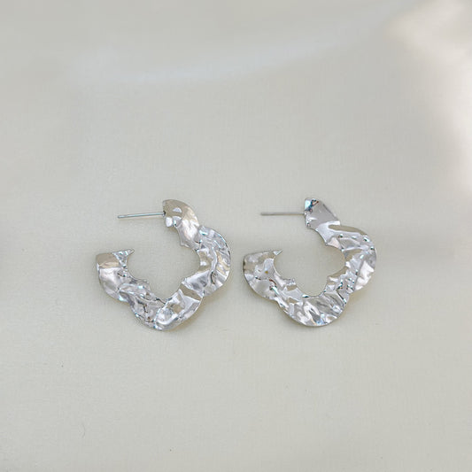 Boucles d'Oreilles Argentées Créoles Ouvertes Croix Plates Martelées