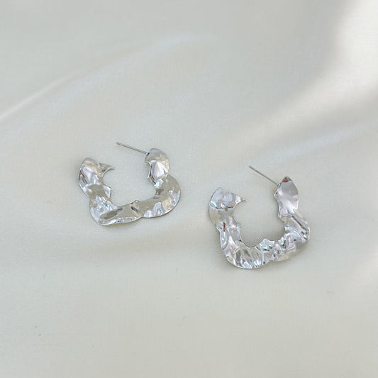 Boucles d'Oreilles Argentées Créoles Ouvertes Croix Plates Martelées